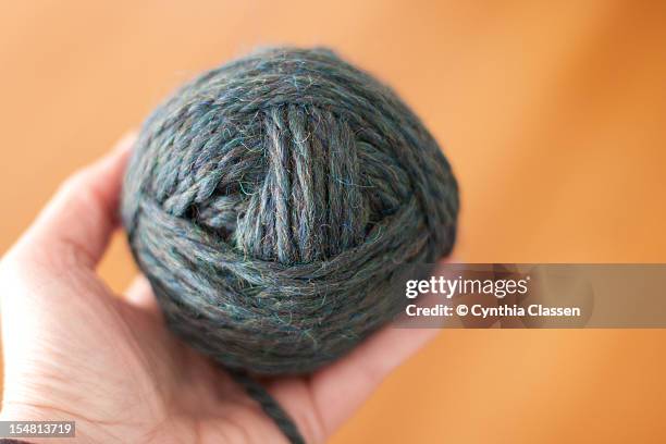 ball of green yarn - cynthia classen 個照片及圖片檔