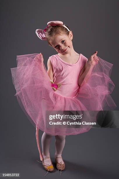 girl (4) in pink tutu - cynthia classen 個照片及圖片檔