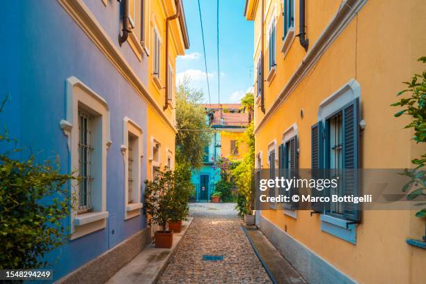 picturesque colorful houses in the old town of milan, italy - stad centrum italie stockfoto's en -beelden