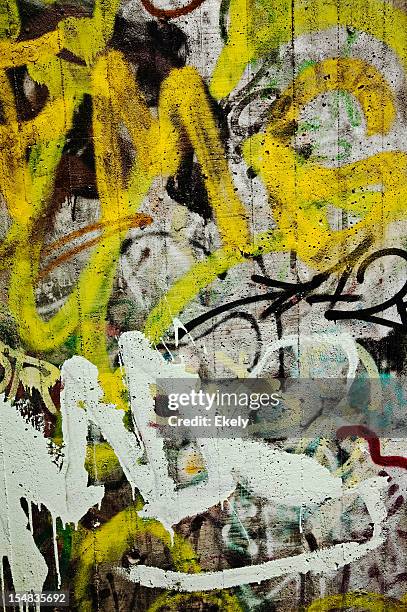 farbenfroher graffiti auf eine betonwand. - graffiti wall stock-fotos und bilder
