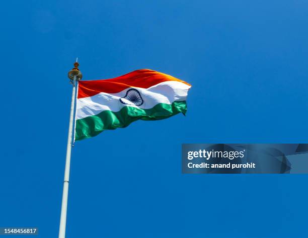 indian flag flying in wind - indische flagge stock-fotos und bilder