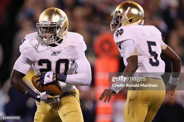 Cierre Wood of the Notre Dame Fighting Irish runs the ball against the Oklahoma Sooners at Gaylord Family Oklahoma Memorial Stadium on October 27,...