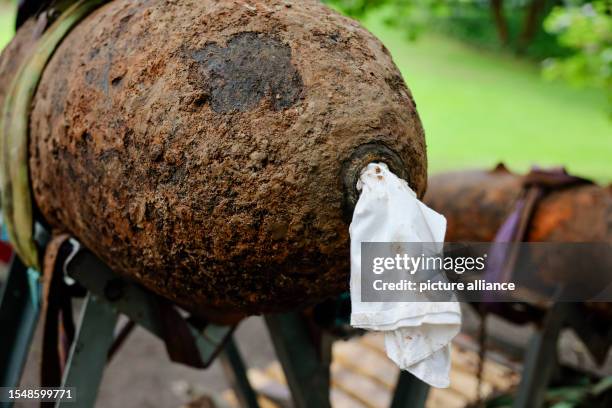 Bomb Diffusing Armor 1,199 Defusing Bomb Stock Photos, High-Res Pictures, and Images - Getty ...