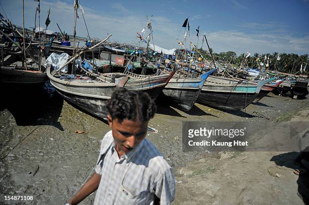 Muslim Rohingyas moved together with their belongings to Thae chaung refugee camp October 28, 2012 in Sittwe, Myanmar. Over twenty thousand people...