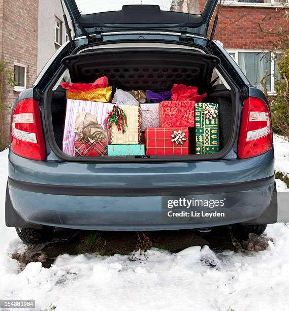 funda de automóviles, equipada con la navidad presenta, nieve underfoot - car trunk fotografías e imágenes de stock