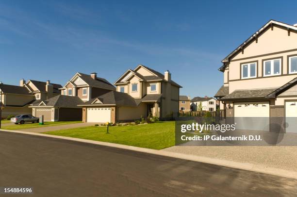 new suburban houses. - new housing development stock pictures, royalty-free photos & images