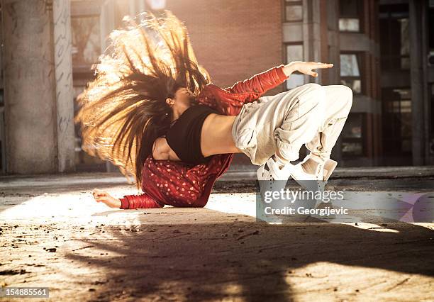 femme danse - break photos et images de collection