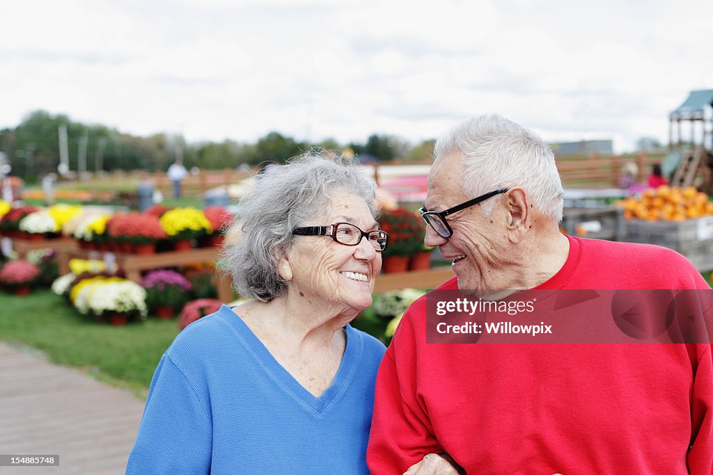 年配のカップル男性女性笑顔一緒にカントリーファームマーケット