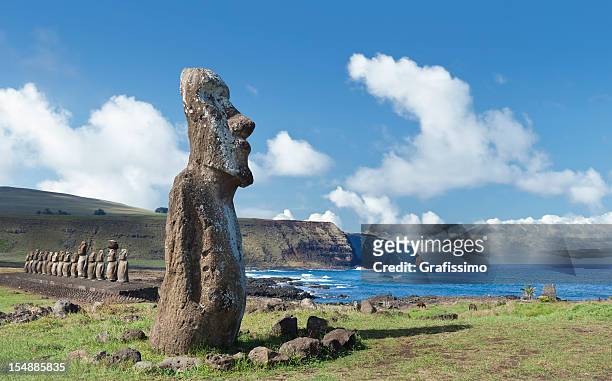 cielo azul sobre moai en pascua isla de chile - easter island fotografías e imágenes de stock