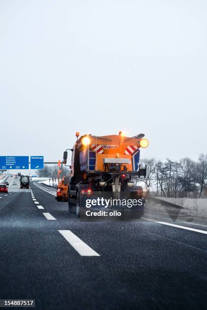 servicio de invierno en acción-colocación de sal para carreteras en autobahn - quitanieves fotografías e imágenes de stock