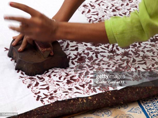 indian woodblock impresión - arte-xilográfico-en-estilo-oriental fotografías e imágenes de stock