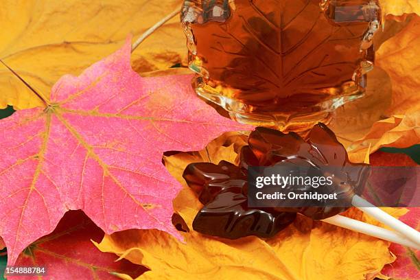 ahornsirup-bonbons und lutscher - ahorn stock-fotos und bilder