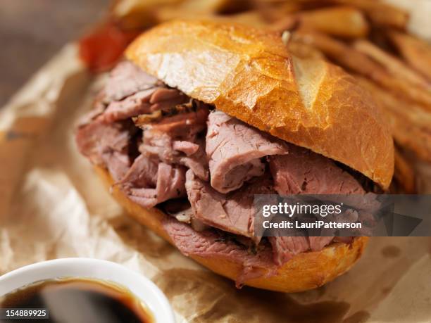 classico dip di manzo con patatine fritte - arrosto di manzo foto e immagini stock