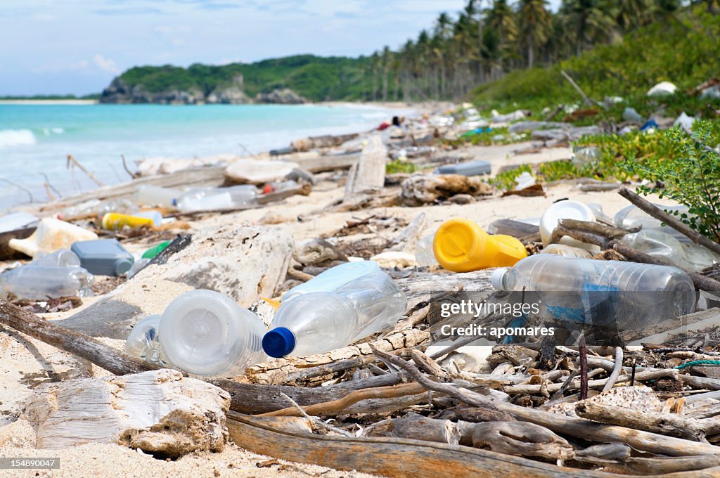 Ocean Dumping-insgesamt Verschmutzung an einem tropischen Strand