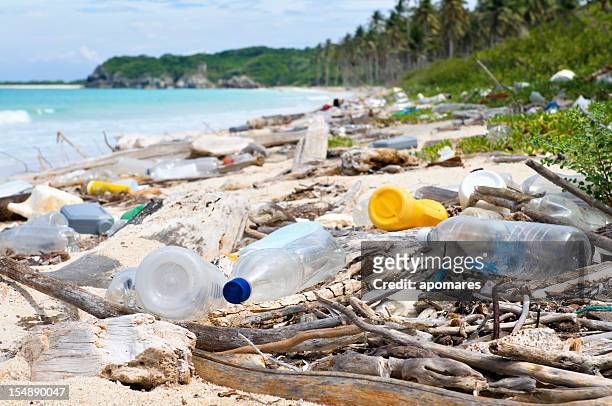 dumping-total al mar en una playa tropical de contaminación - basura fotografías e imágenes de stock