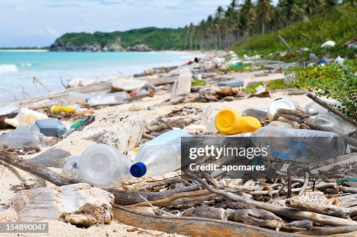 Ocean Dumping-totale inquinamento su una spiaggia tropicale Ocean Dumping-totale inquinamento su una spiaggia tropicale