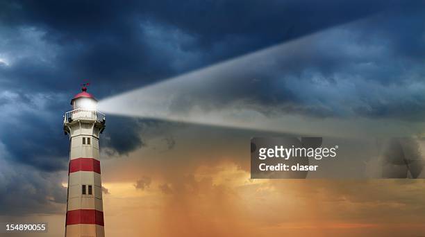 leuchtturm am dawn, schlechtes wetter im hintergrund - bad weather stock-fotos und bilder