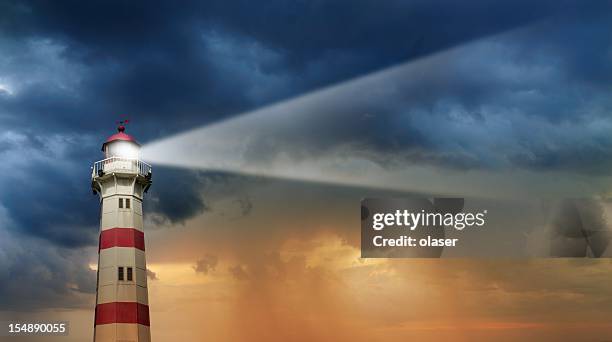 farol ao amanhecer, mau tempo em segundo plano - farol estrutura construída imagens e fotografias de stock