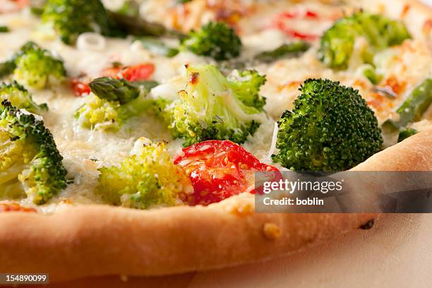 vegetable pizza - vegetarian pizza stock pictures, royalty-free photos & images