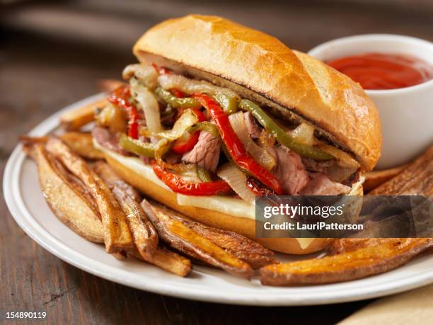 philly prime-rib-sandwich mit gerösteten paprikaschoten - gebratene hochrippe stock-fotos und bilder