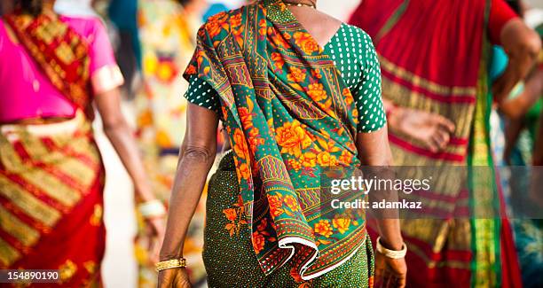 mujeres en la india - woman saree fotografías e imágenes de stock