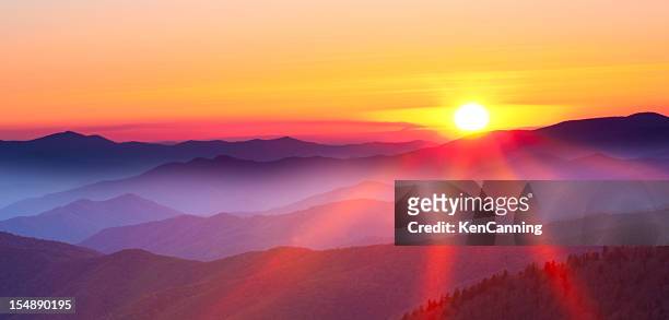 montagna tramonto - alba crepuscolo foto e immagini stock