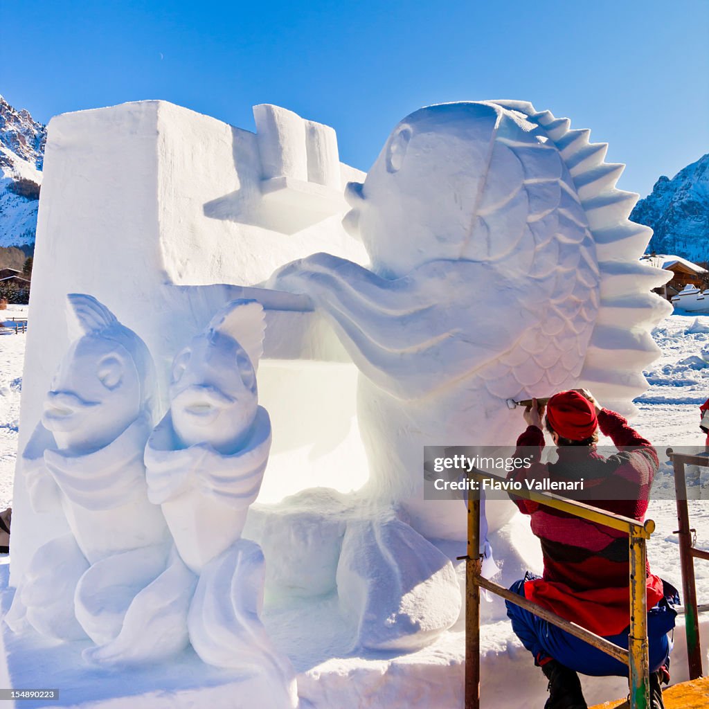 San Vigilio Festival de la nieve, artista en el trabajo