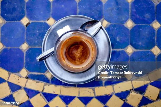 refreshing coffee delight: top-down view on colorful tiled table in marrakesh café - coffee table cafe stock-fotos und bilder