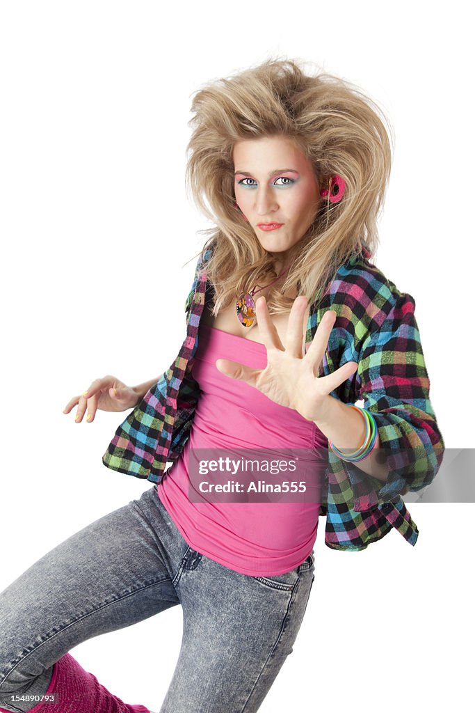 Retro revival: Giovane donna bionda mette con 80 Stile di capelli e trucco