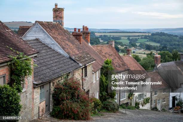 gold hill, shaftesbury: a timeless view of english countryside - steep road stock pictures, royalty-free photos & images
