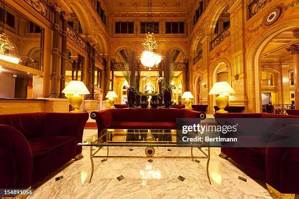 luxury hotel lobby with columns - luxe hotel stockfoto's en -beelden
