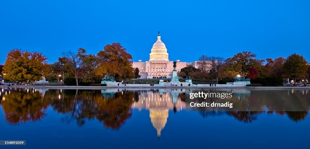Capitólio dos Estados Unidos, reflectido nos Capitol Reflecting Pool ao Amanhecer