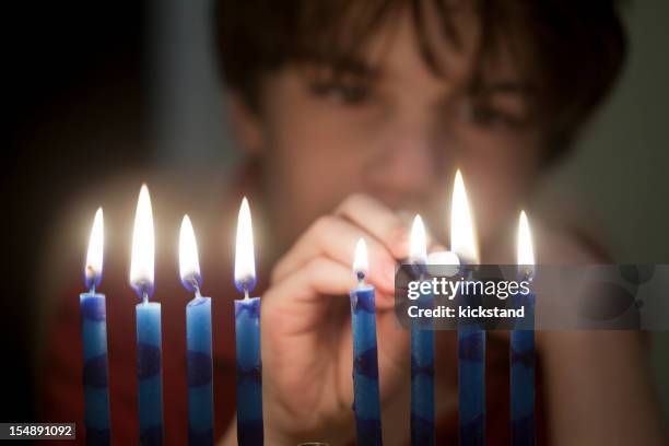 garoto e o menorah (candelabro judaico - vela equipamento de iluminação - fotografias e filmes do acervo