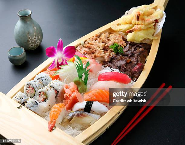 sushi di barca - sushi boat foto e immagini stock