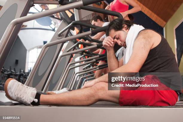 dizzy en el gimnasio - fainting fotografías e imágenes de stock