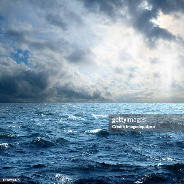 sturm auf dem meer - thunderstorm ocean blue stock-fotos und bilder