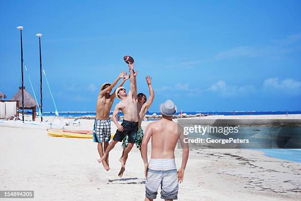 junge männer, die spaß am strand - porkpie hat stock-fotos und bilder