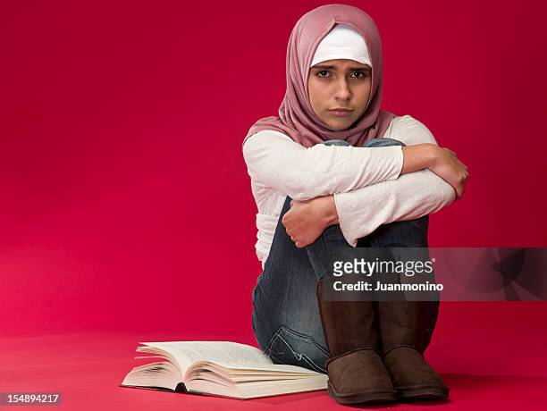 dissapointed muslim girl - cute arab girls stockfoto's en -beelden