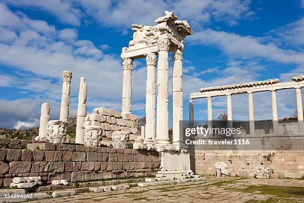 ruinen von pergamon in bergama, türkei - pergamon stock-fotos und bilder