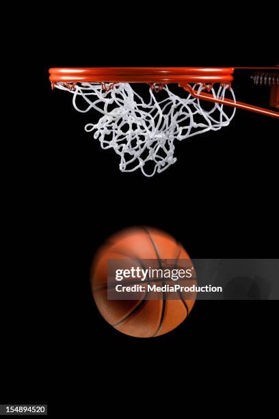 basketball hoop netto und ball seitenansicht - basketball net stock-fotos und bilder