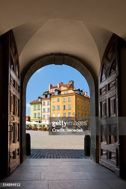 warsaw, castle square - royal castle warsaw stock pictures, royalty-free photos & images