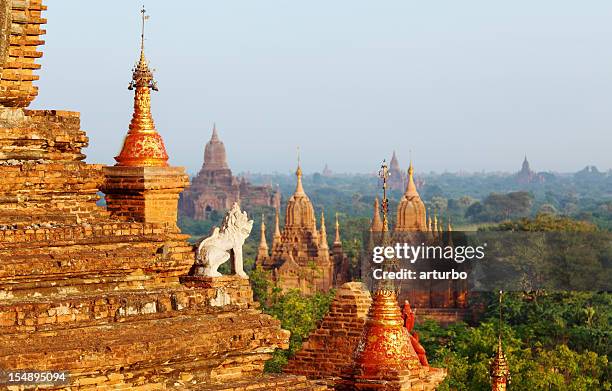 guard-statue und tempel von bagan " - pagan stock-fotos und bilder