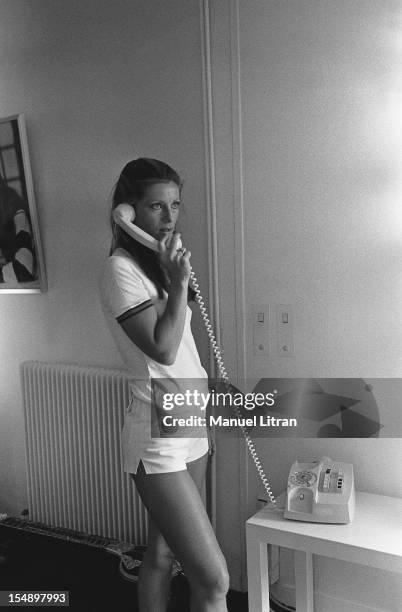 Attitude in shorts CALLING FEUCHEROLLES in his house.