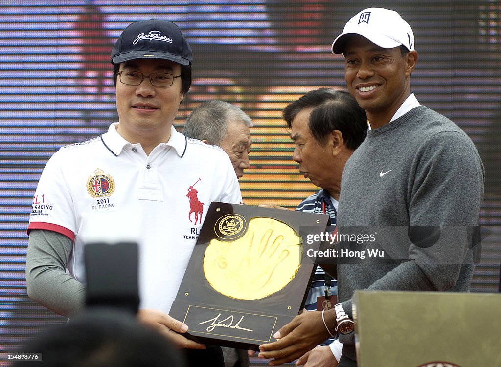 Woods And McIlroy Stages Duel In China