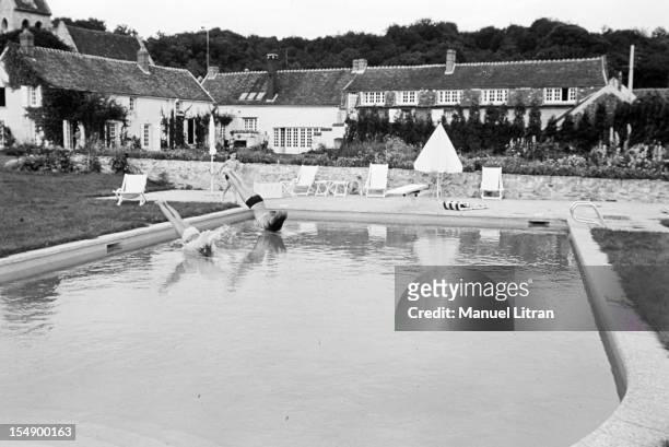 France, Verderonne, September 3 the singer Juliette GRECO and her husband actor Michel Piccoli as a family home, with their daughters, Laurence and...