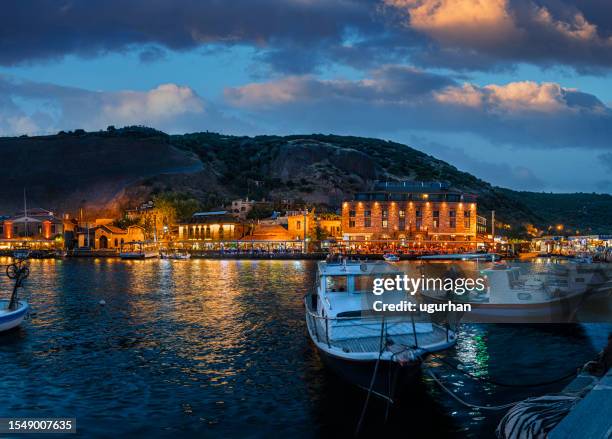 die historische stadt assos an der türkischen ägäisküste. - canakkale stock-fotos und bilder