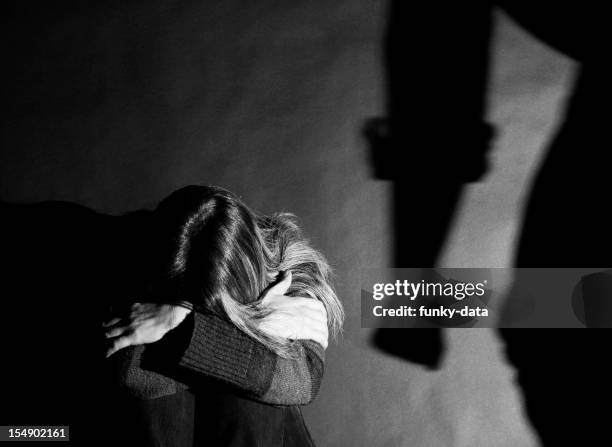 violencia-malos tratos - man touching womans leg fotografías e imágenes de stock