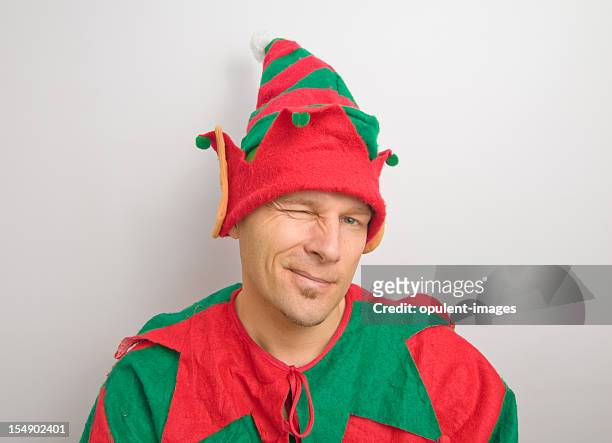 navidad santa elf guiñar el ojo - santa elf fotografías e imágenes de stock