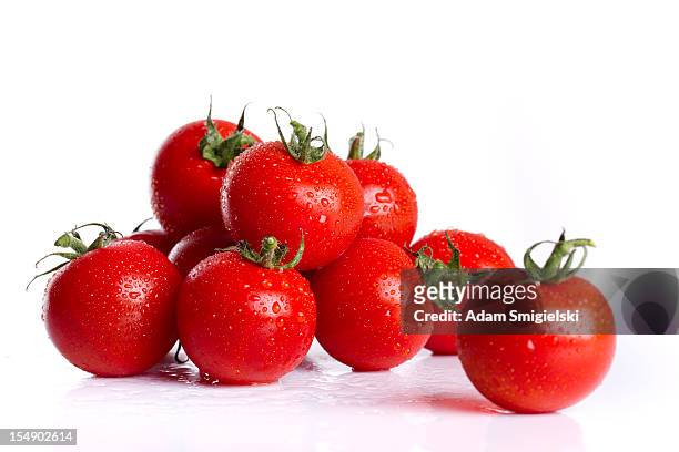 wet cherry tomatoes - cherry tomato stock pictures, royalty-free photos & images