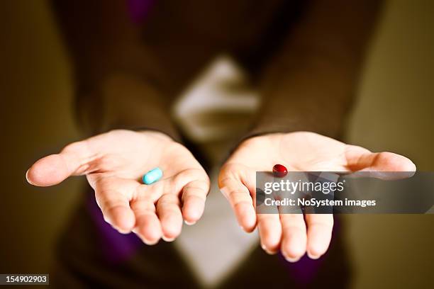 blue or red pill - your choice - pillen stockfoto's en -beelden